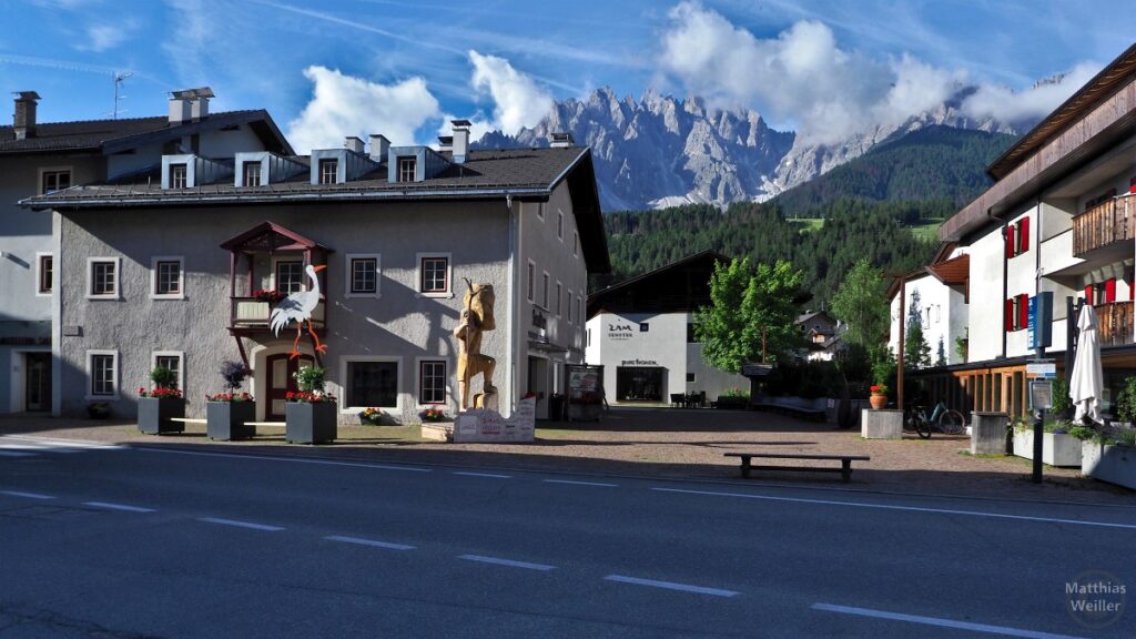 Ortsbild Innichen mit Zillertaler ALpen im Hintergrund