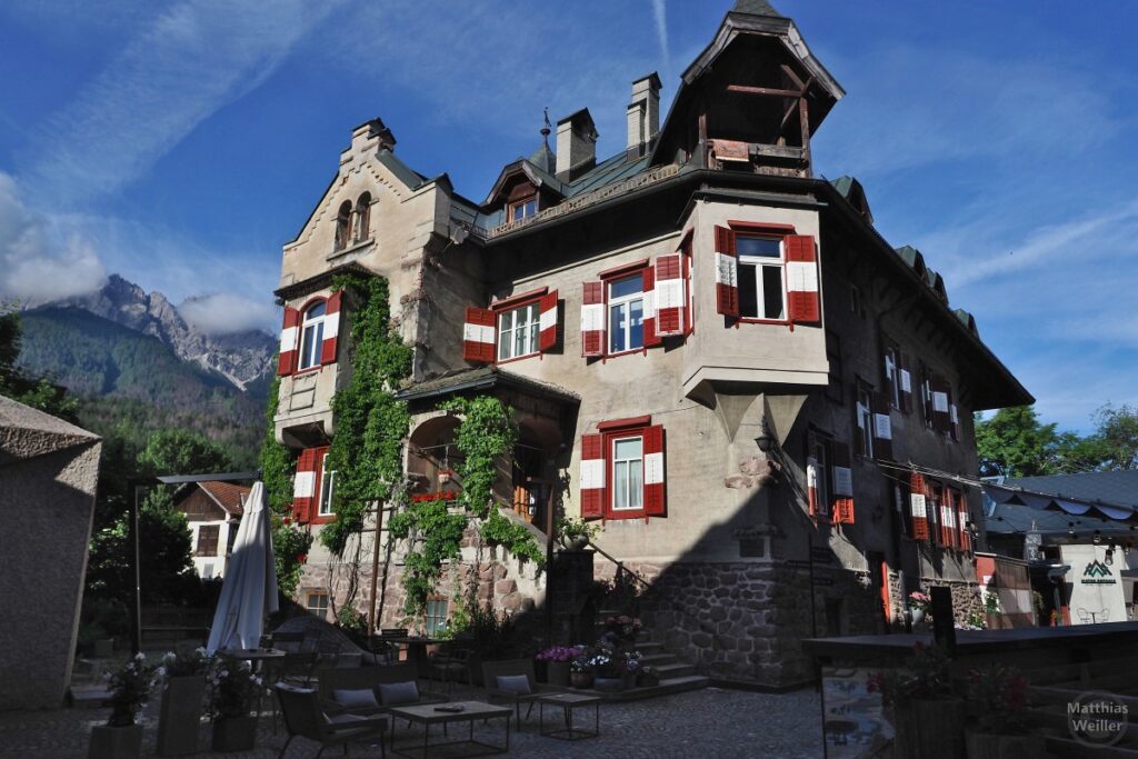 Erkerhaus mit Fensterläden in Tirol Landesfarben in Innichen