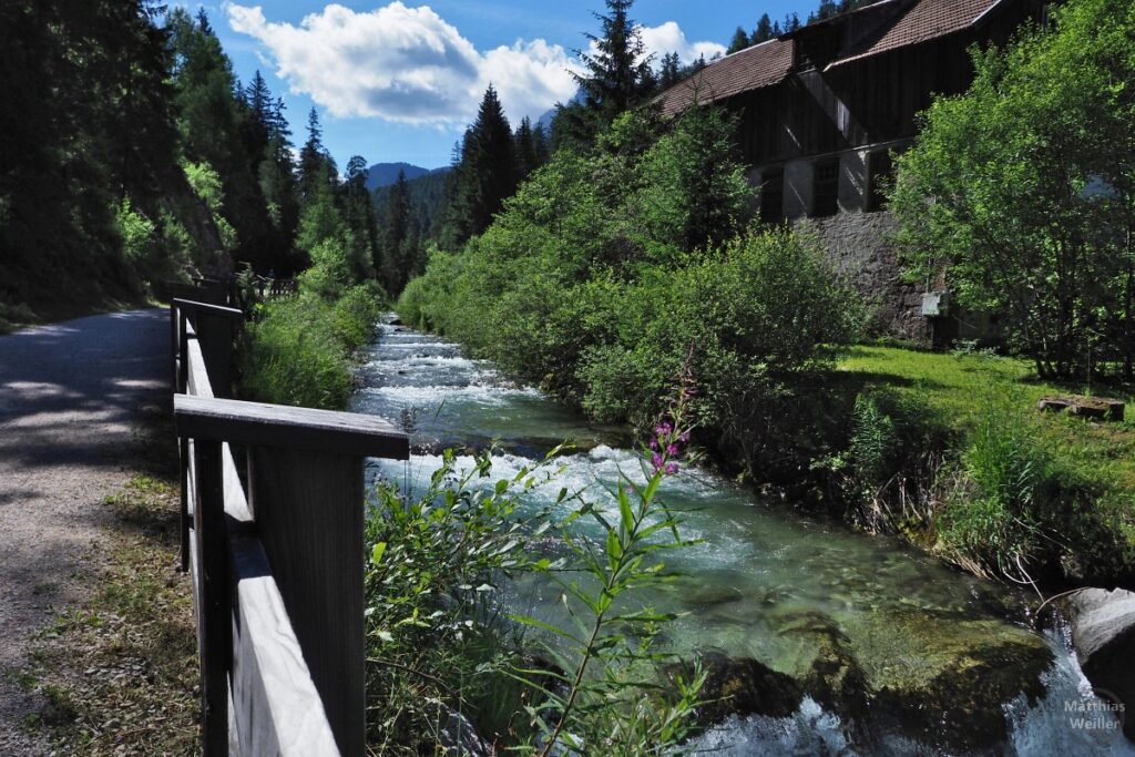 Radweg im Sextental am Fluss