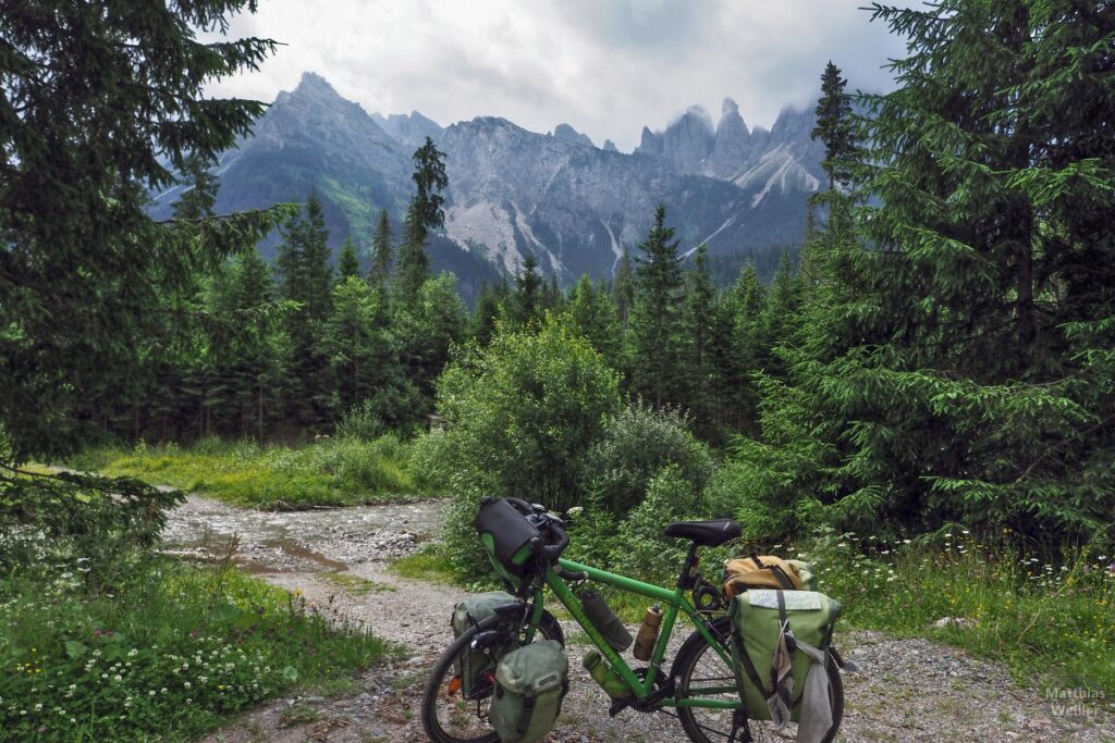 Velo vor Gipfelkulisse des Karnischen Hauptkamms