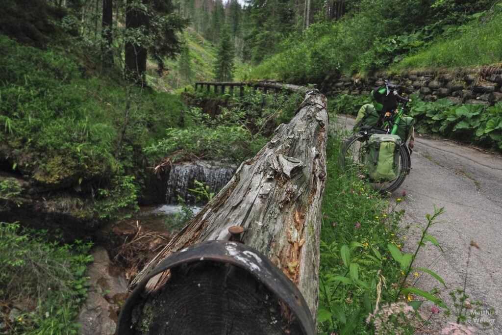 Auflösende Holzleitplanke mit Velo