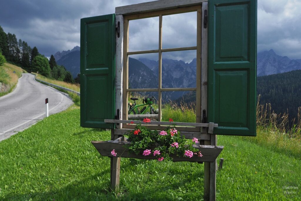 Schaufenster auf Bergwiese, mit Velo