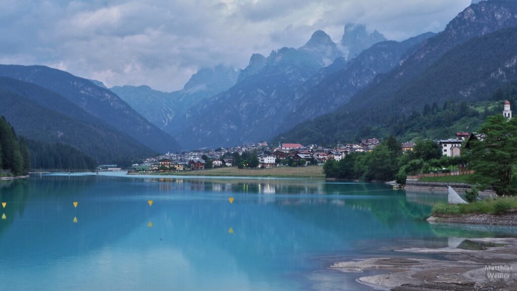 Blau leuchtender Lago di Santa Catarina, abends