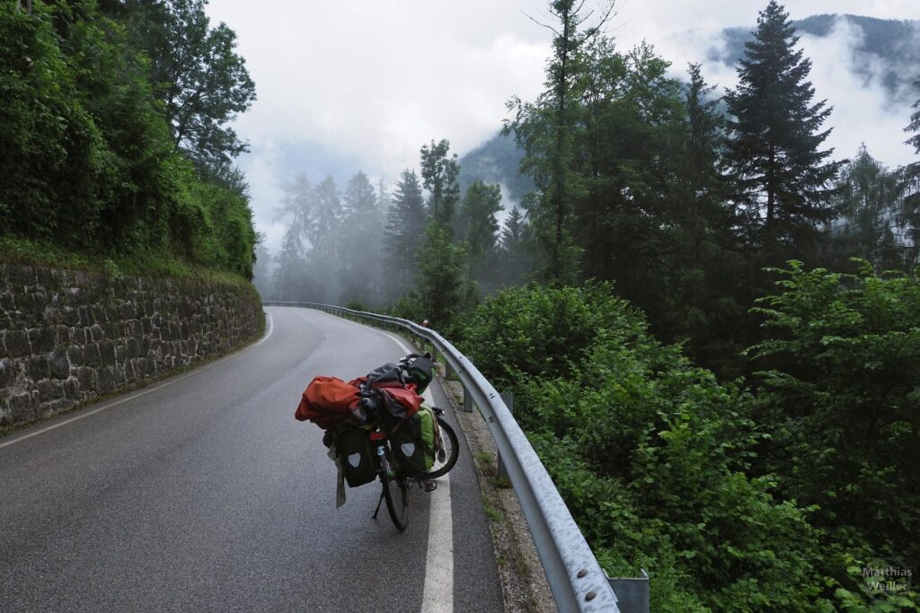 Aufdampfende Wolken an Straße, mit Velo