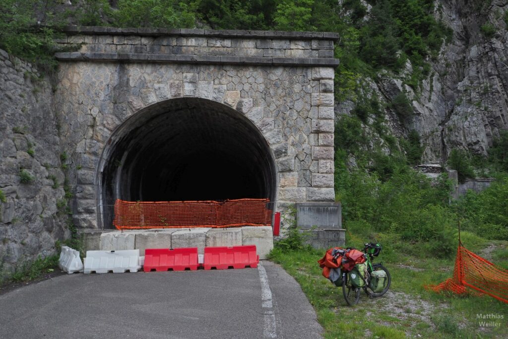 gesperrter Tunnel, mit Velo, Passo della Morte