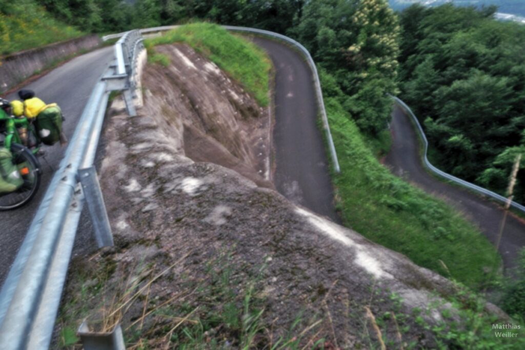 Doppelspitzkehre von oben, mit Velo, unscharf, Forca di Pani West