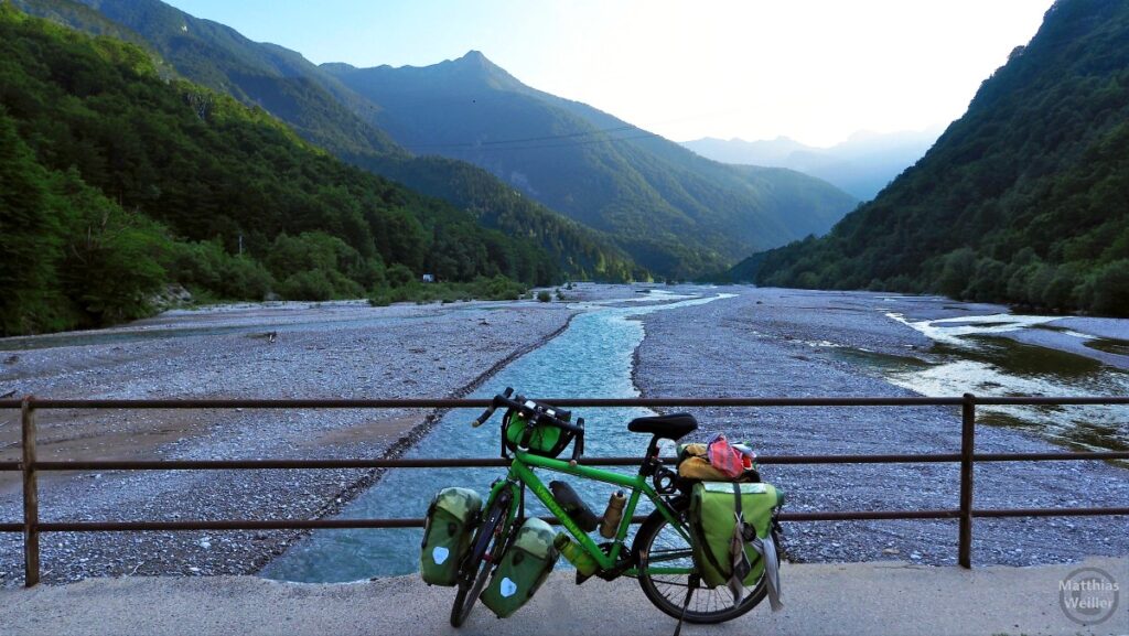 Velo auf Brücke vor Tagliamento-Flussbett