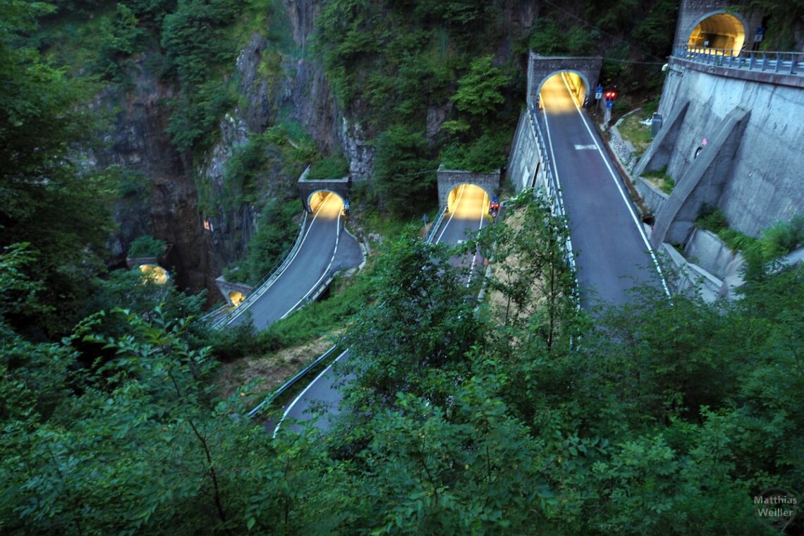 Kehrtunnels mit Licht am Passo San Boldo