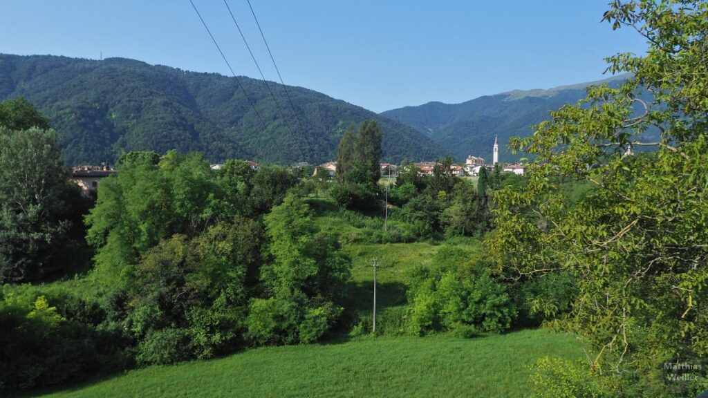 Blick auf Alano di Piave mit Berghügeln