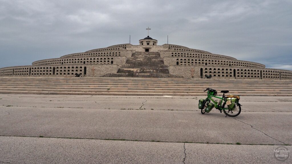 Mausoleum Monte Grappe, Gesamtansicht, mit Velo