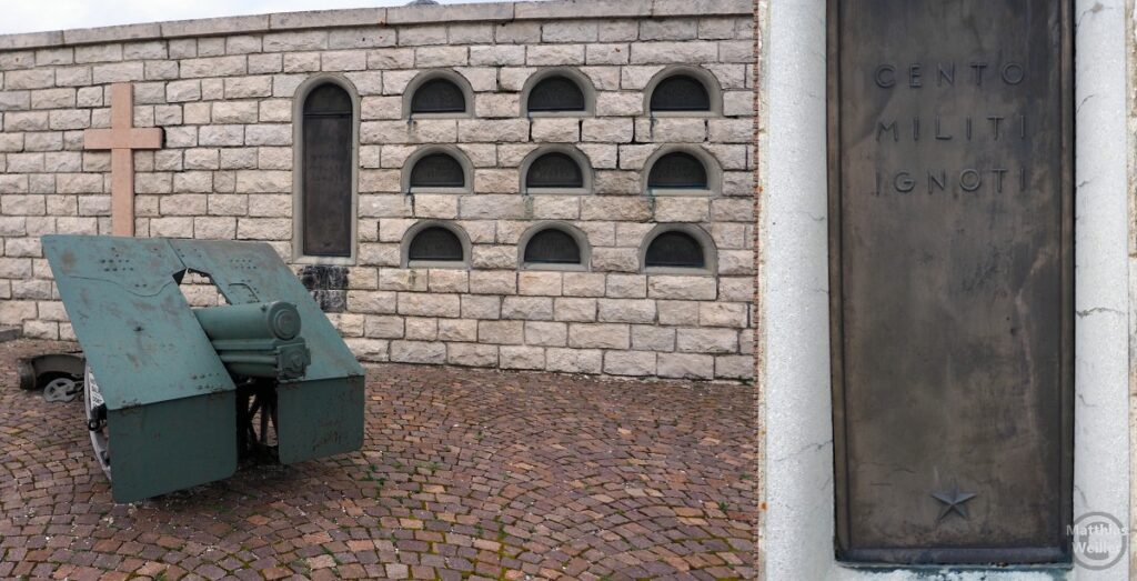 Detail Mausoleum Monte Grappa mit Kanone und Urnenfächer von Soldaten