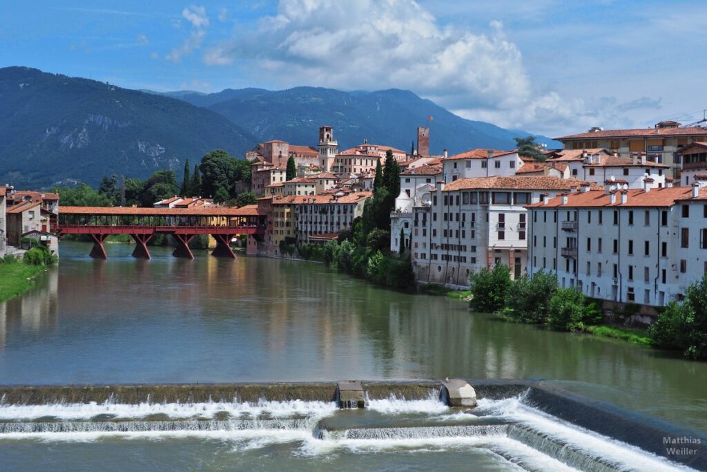 Globalansicht Bassano del Grappa mit Holzbrücke und Brenta/Kaskade