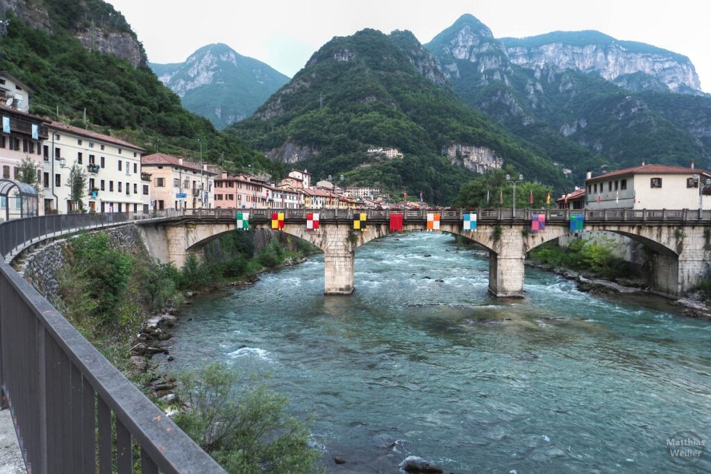 Valstagna Globalansicht mit Brücke, Brenta und Bergkulisse