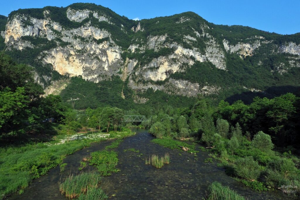 Idyllischer Teil des Canale di Brenta mit Brücke und Bergfront