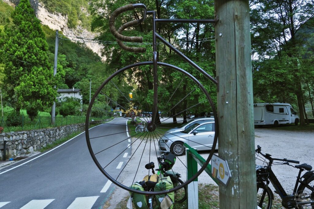 Vorderteil einer Rennveloskulptur am Holmast, mit Velo