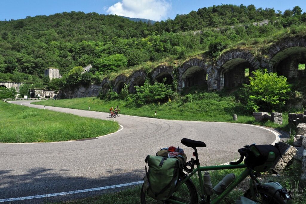 Forte Tombio, Gewehrgalerie, Mit straßenkehre, 2 Rennradlern und Velo