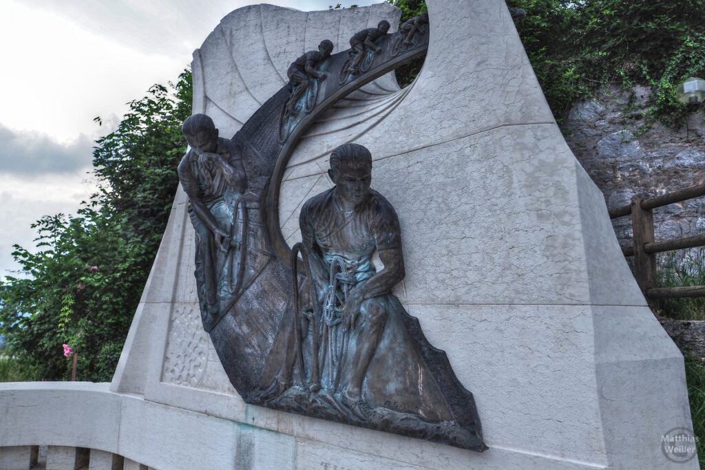 Kupfer-Skulptur an Denkmalstein mit Doppelporträt von Tullio Campagnolo auf dem Passo Croce d'Aune