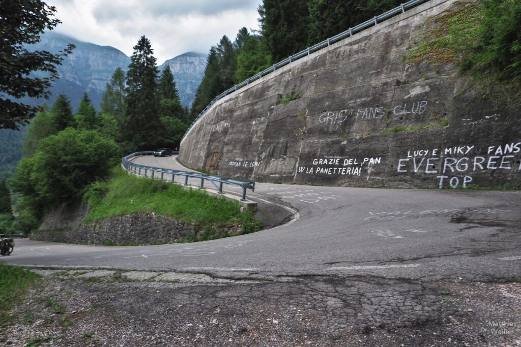 Mauerkehre am Passo Croce d'Aune Nordwest