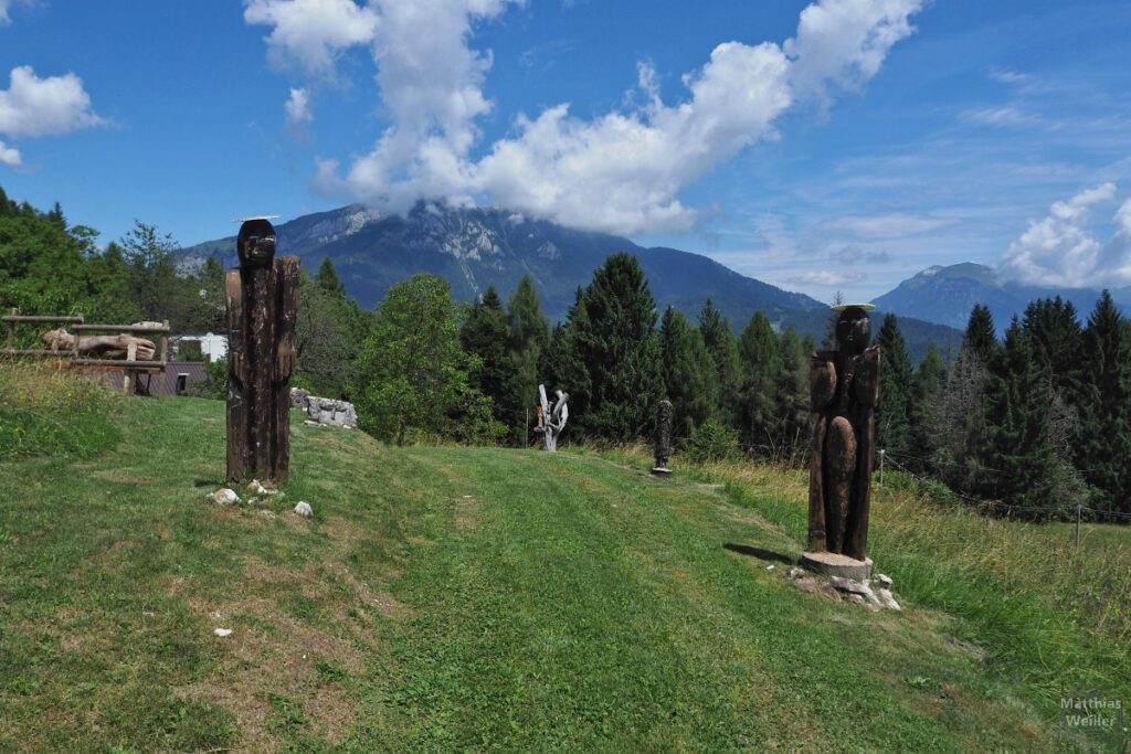 Skulpturen auf Bergwiese, Passo della Baia