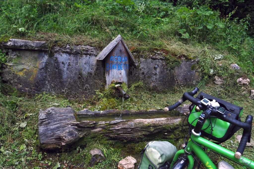 Holzwannenbrunnen Acqua Benedetto, mit Velo