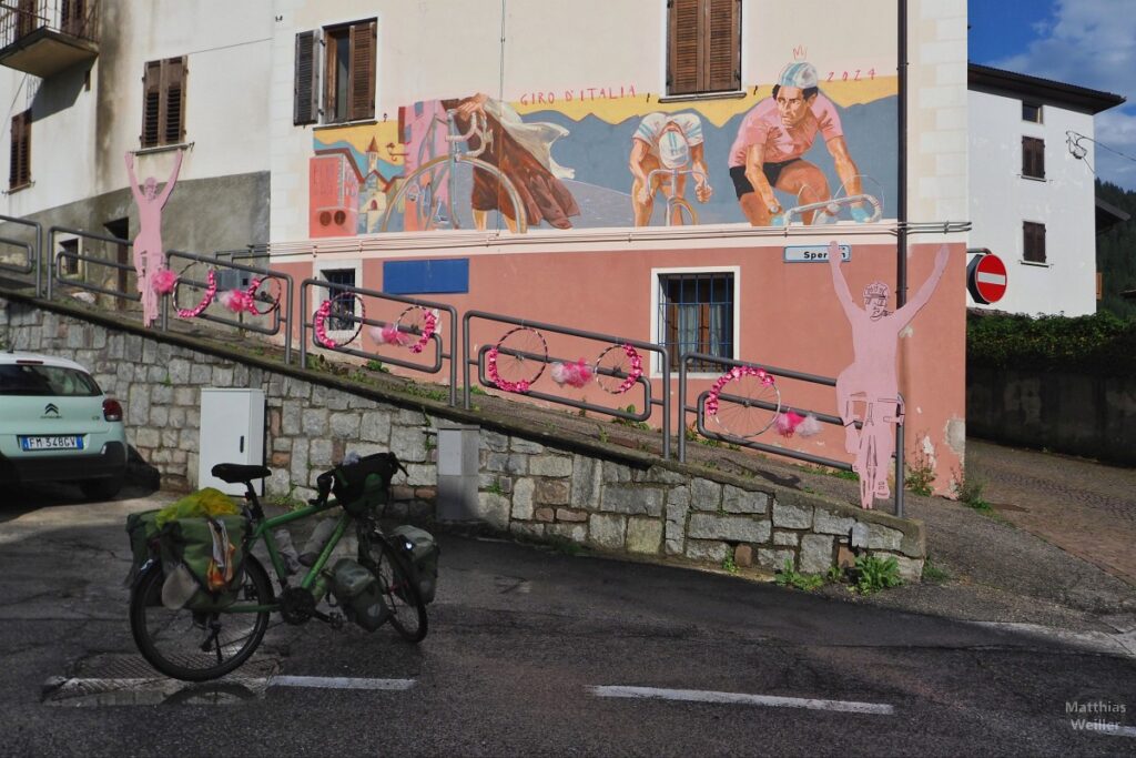 Giro-Murales und Räder-Deko in Castello Tesino, mit Velo