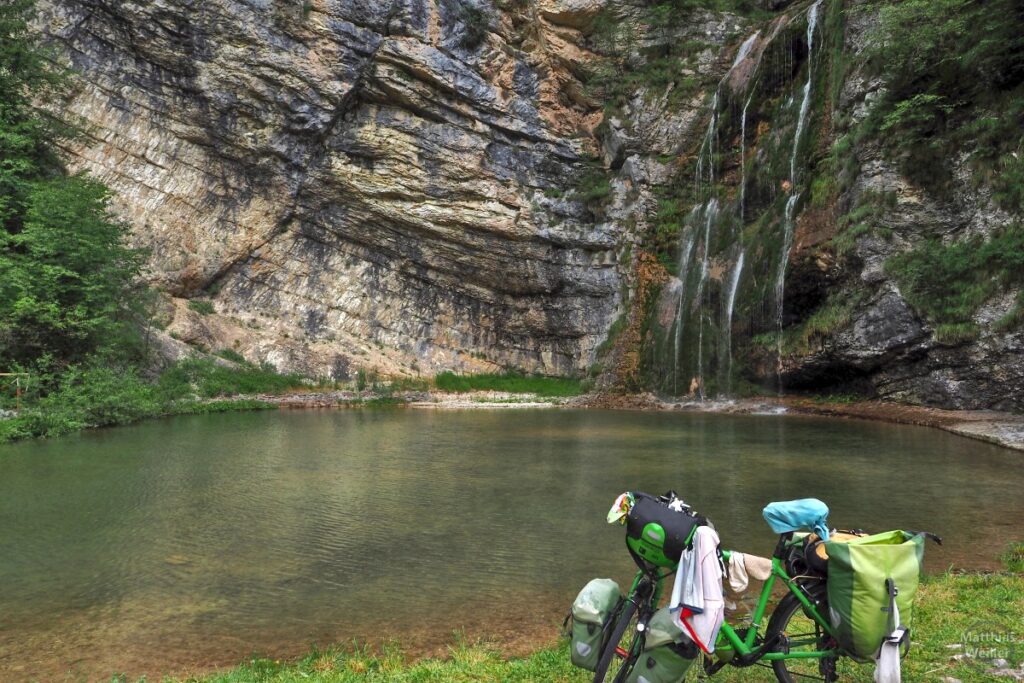 Wasserfall mit kleinem See und Velo im Parco La Cascatella