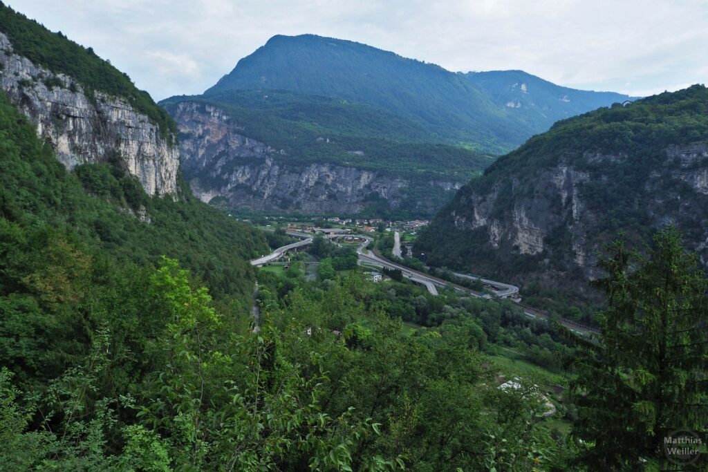 Blick in den Canale di Brenta mit Primolano