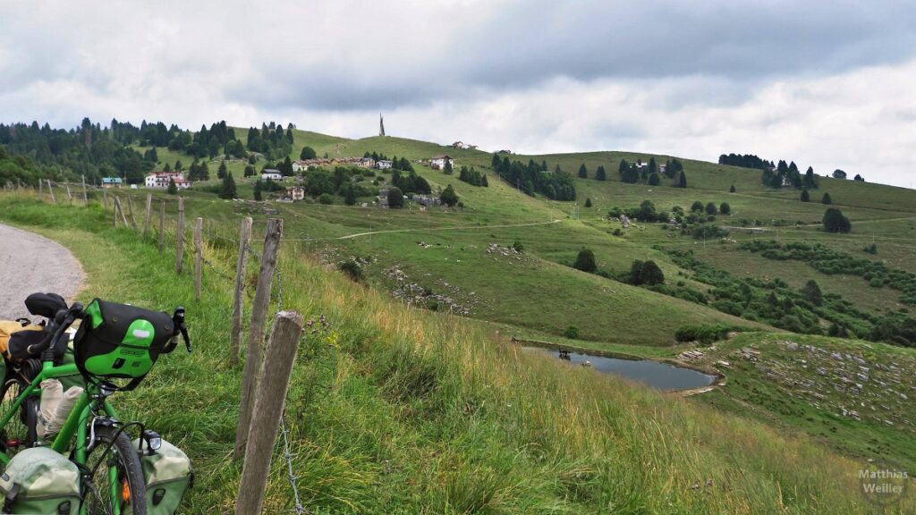 Hochalmlandschaft am Monte Corno mit Viehtränke, Velo