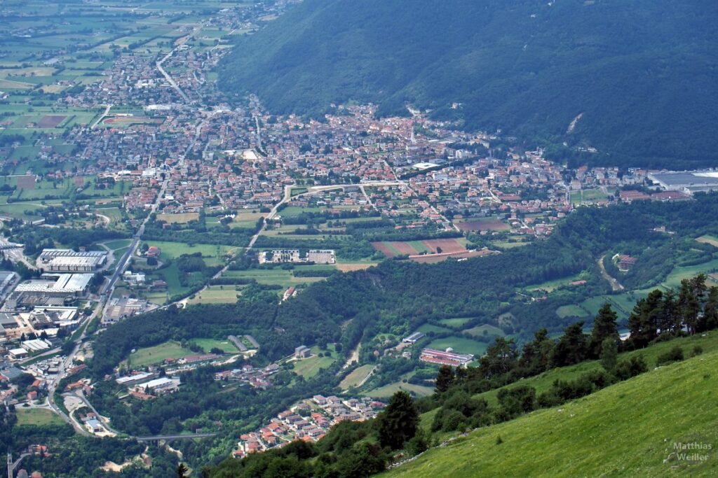 Blick auf Stadt im Tal (Caltrano?)