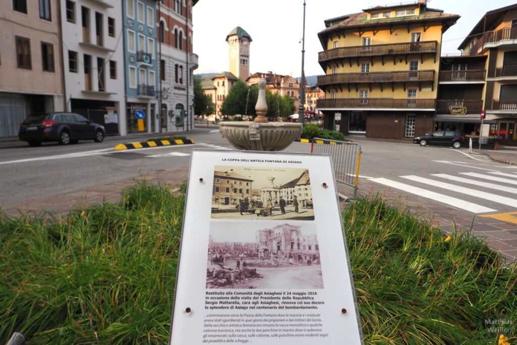 Blick über Infotafel La Coppa dell'Antica Fontana di Asiago