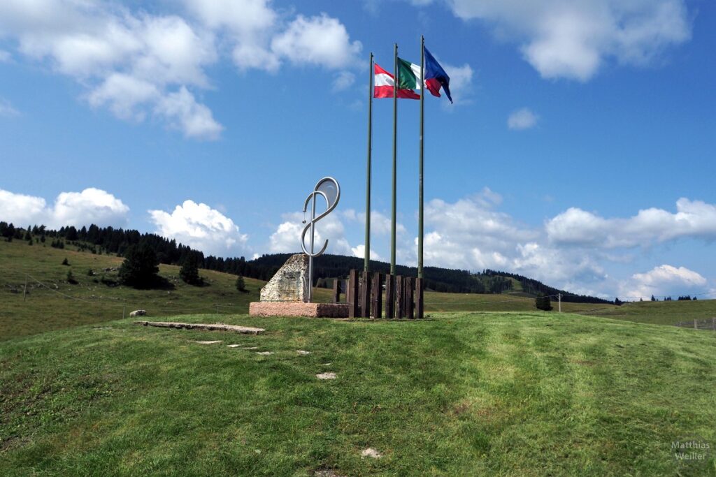 3 Fahnenmasten, Stahlstele, auf Bergwiese, Passo Vezzena