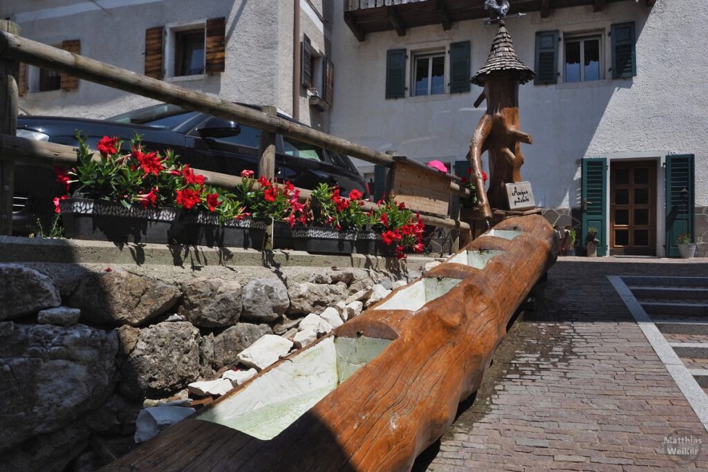 Holzstammbrunnen mit vier Wasserkammern