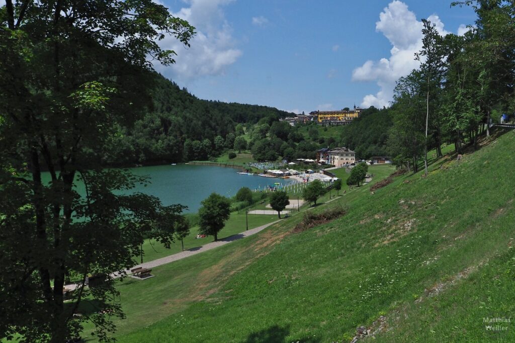 Lago di Lavarone, Ort oben im Hintergrund