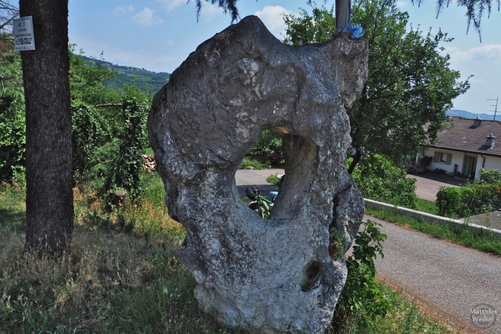 Stein mit Loch, Velo im Loch