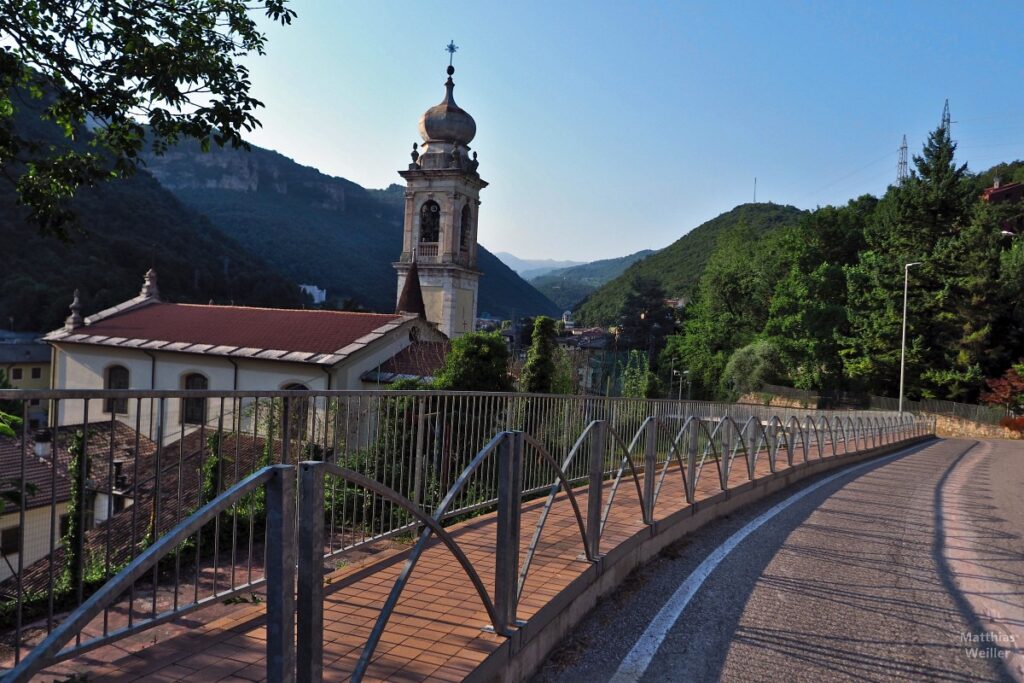 Lugo (Straße mit Gehsteig und Kirche)