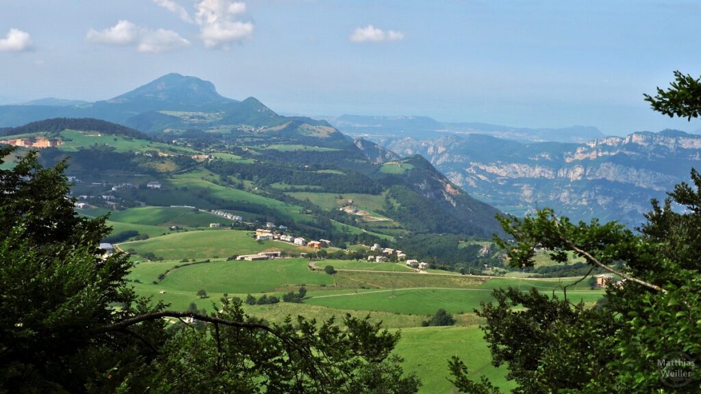 Bllick über Lessinia-Plateau ins Etschtal, Gardaseeberge