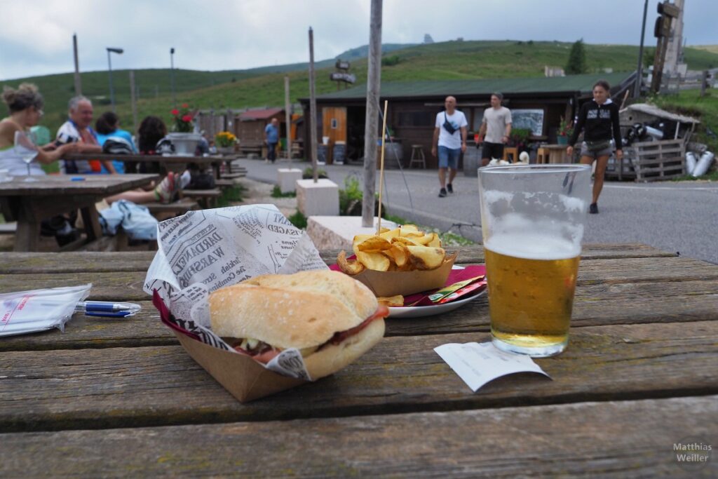 Panini mit Chipkarteoffeln, Bier auf Holztisch, Passo delle Fittanze della Sega