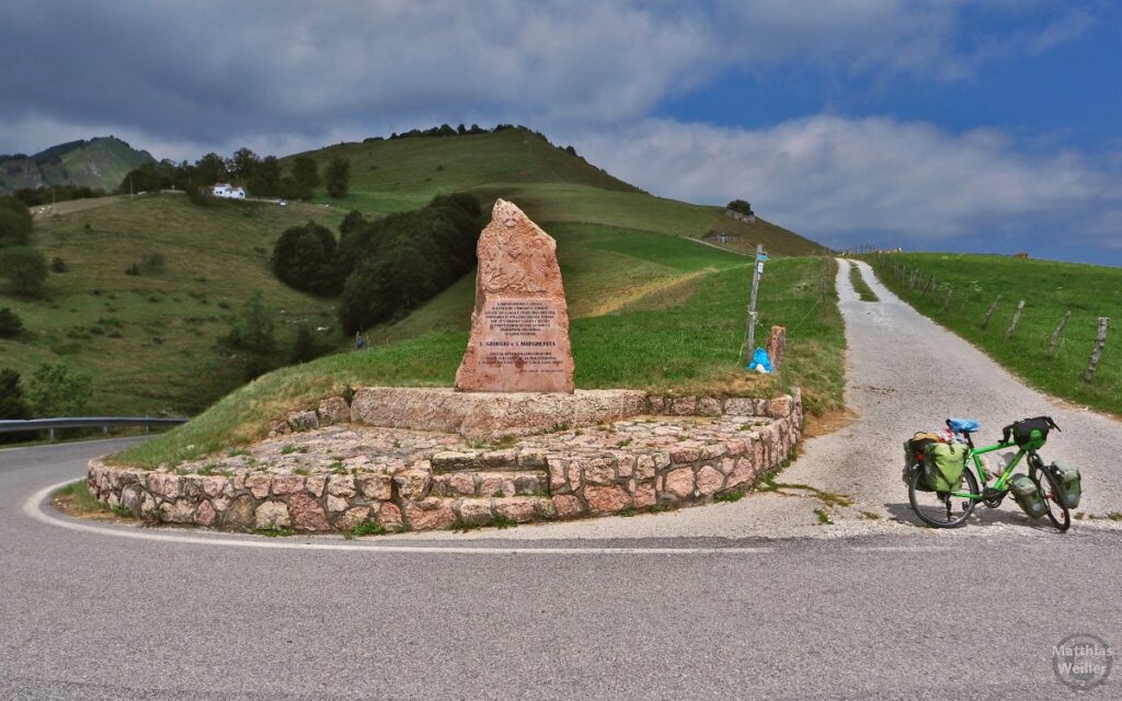 Passo Gioiche, Steinmonument, mit Velo