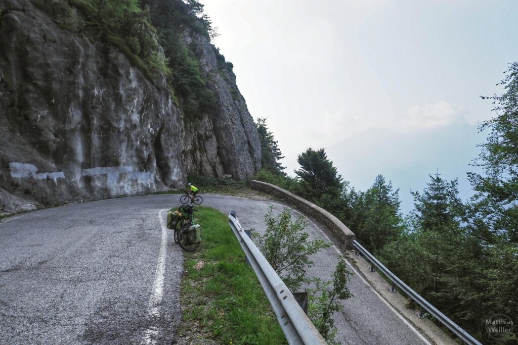 Spitzkehre an steilem Fels, mit Rennradler, mit Velo