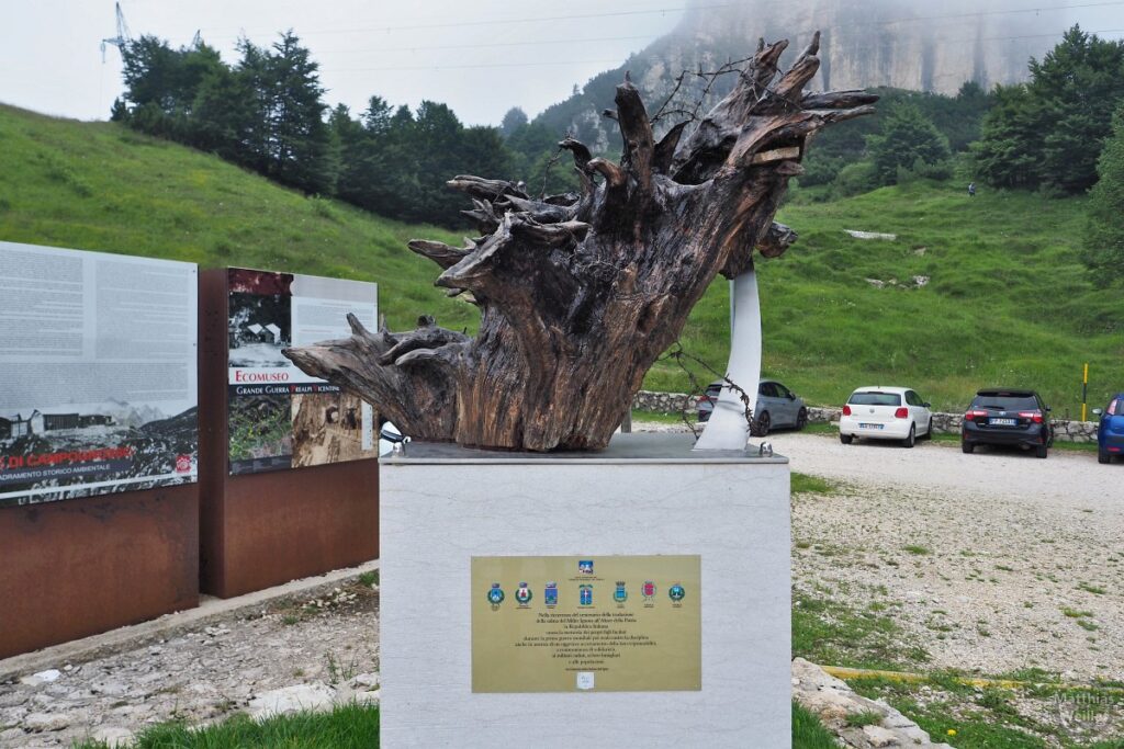 Ecomuseo mit Mahnmal aus Holzwurzel am Passo di Campogrosso