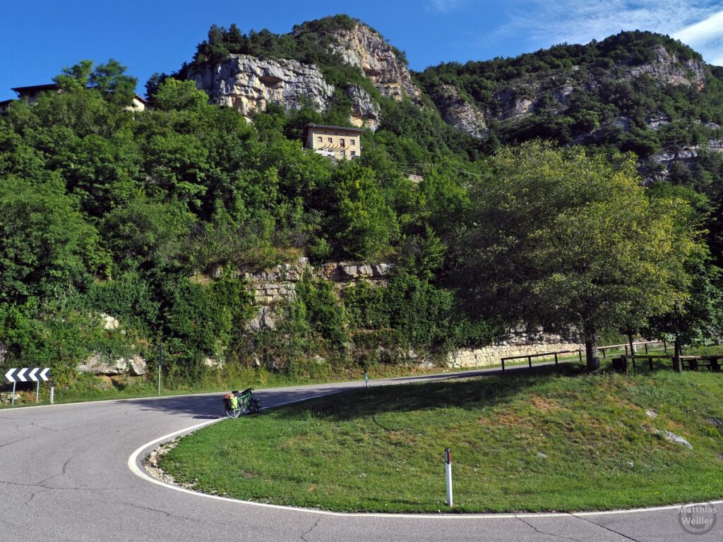 Spitzkehre vor Felsenberg mit Haus, mit Velo