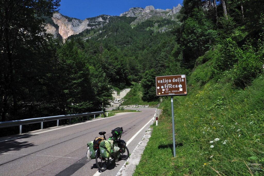 Blick auf Bergkulisse mit Schild "Valico della Fricca, mit Velo