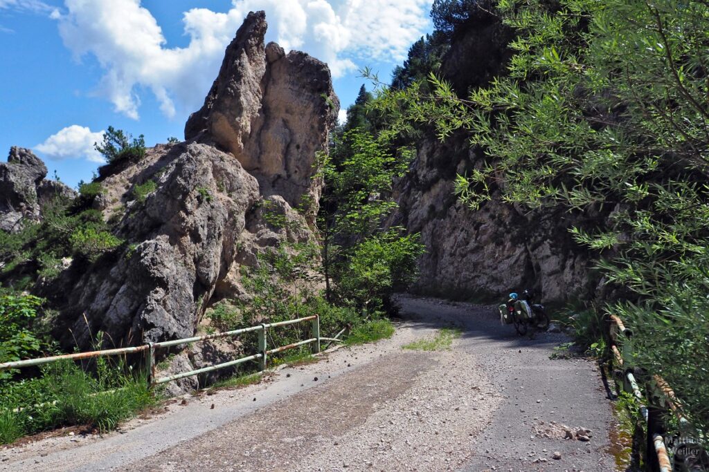 Fahrweg durch spitze Felsen, mit Velo