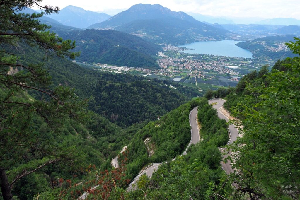 Bllick auf Spitzkehre und Lago di Caldonazzo von der Kaiserjägerstraße