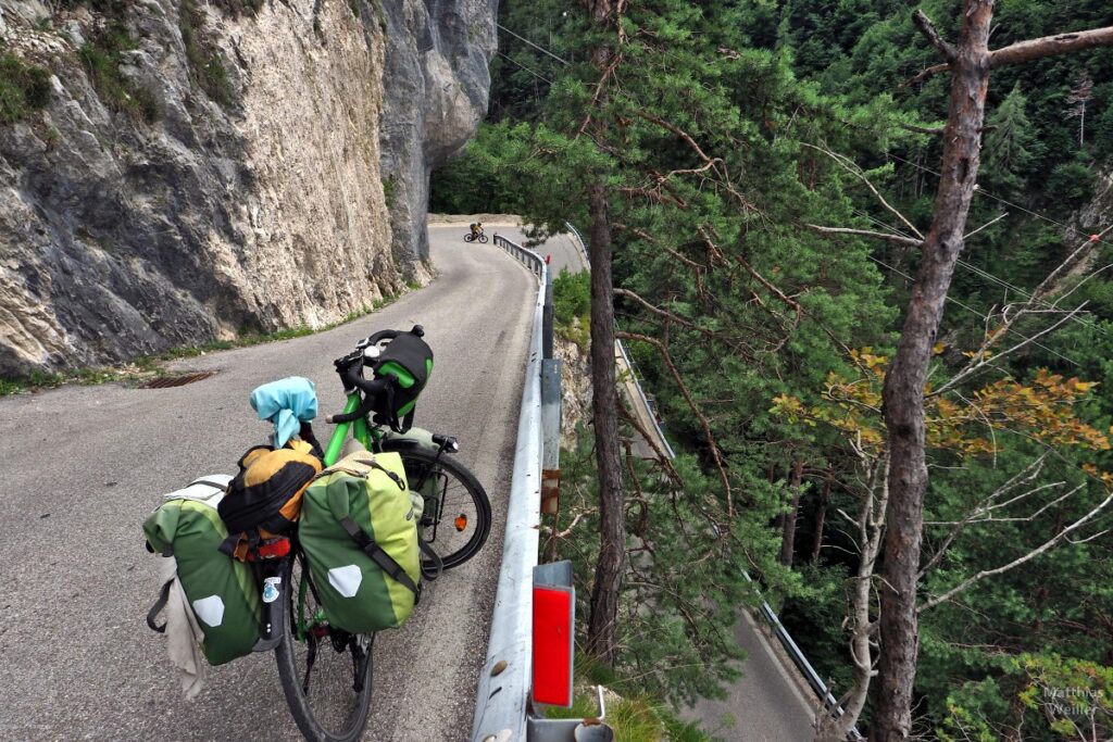 Spitzkehre am Fels auf der Kaiserjägerstraße, mit Velo und Radler