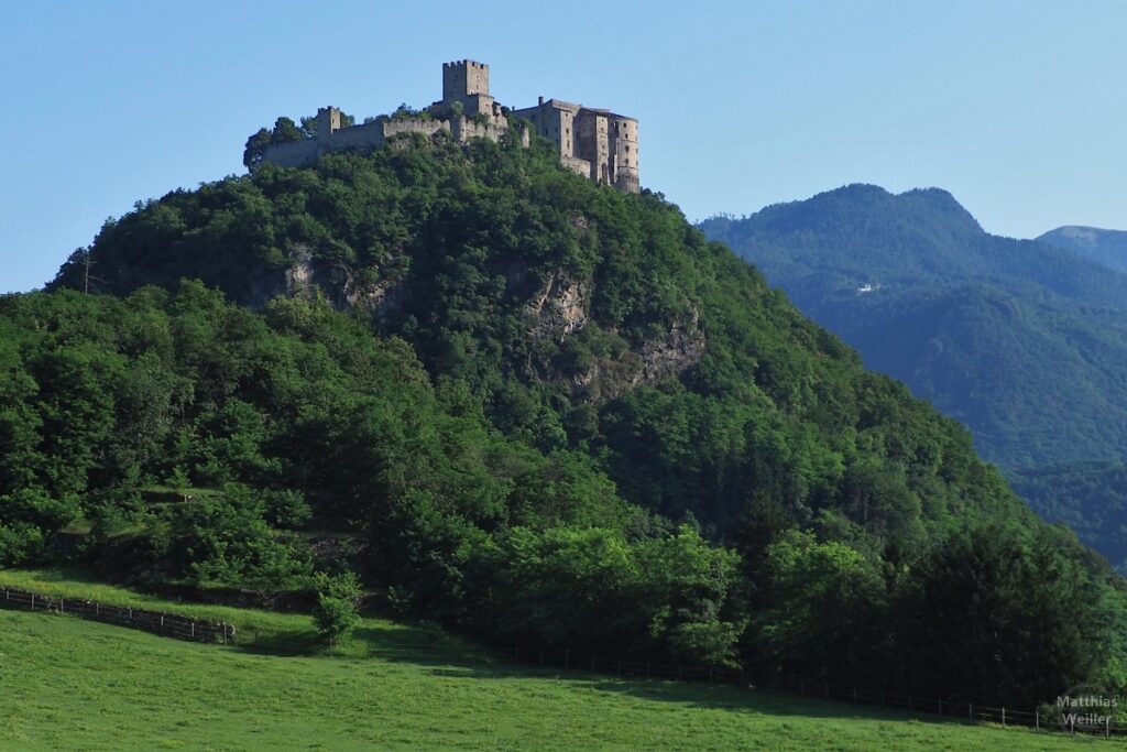 Castel Pergine auf Hügel