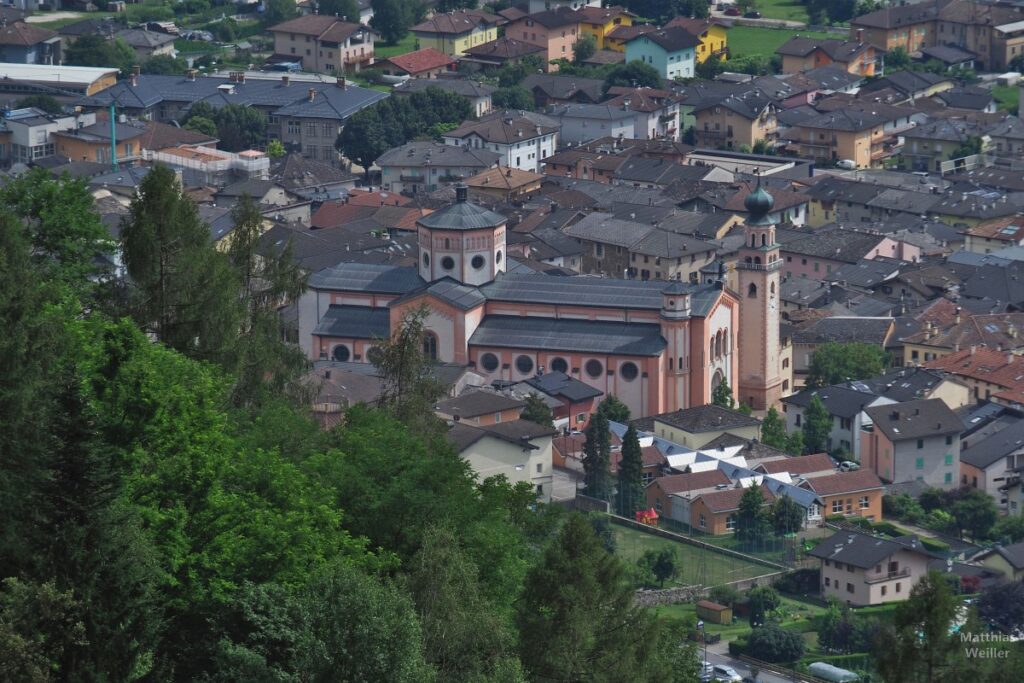 Blick auf Badhaus in Levico Terme von oben