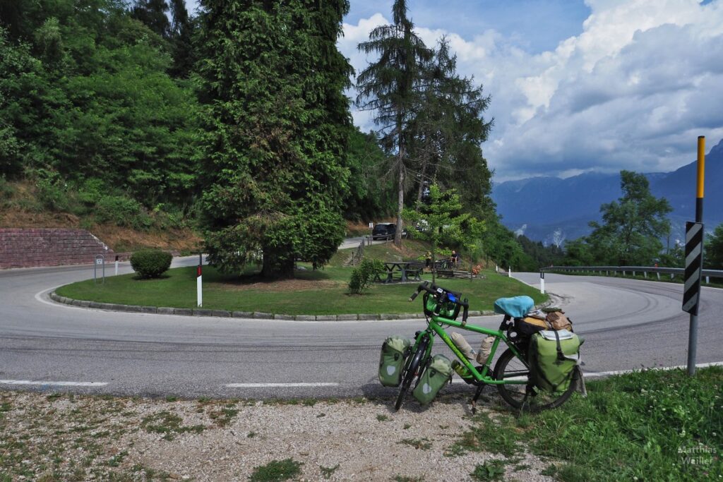 Spitzkehre mit Rastplatz und Velo