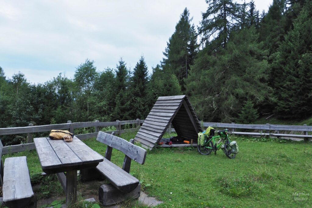 Picknickareal mit Giebelschutzdach, mit Velo