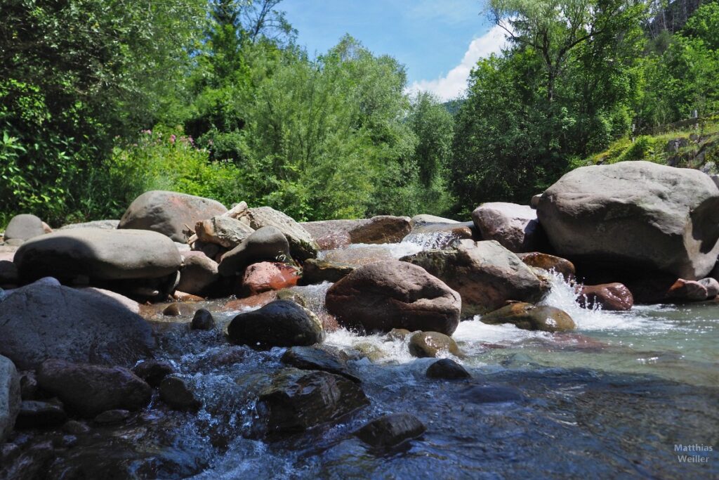 Sprudelndes Wasser mit Flusssteinen